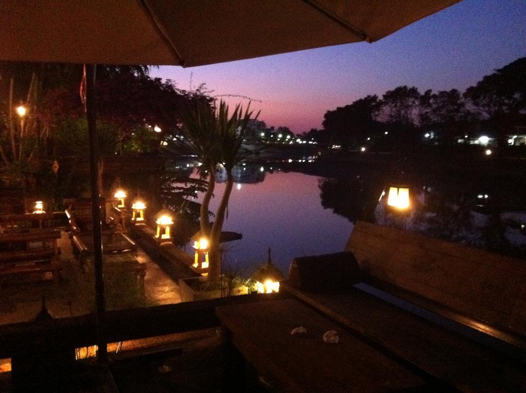 The Riverside Guest House Lampang Exterior photo
